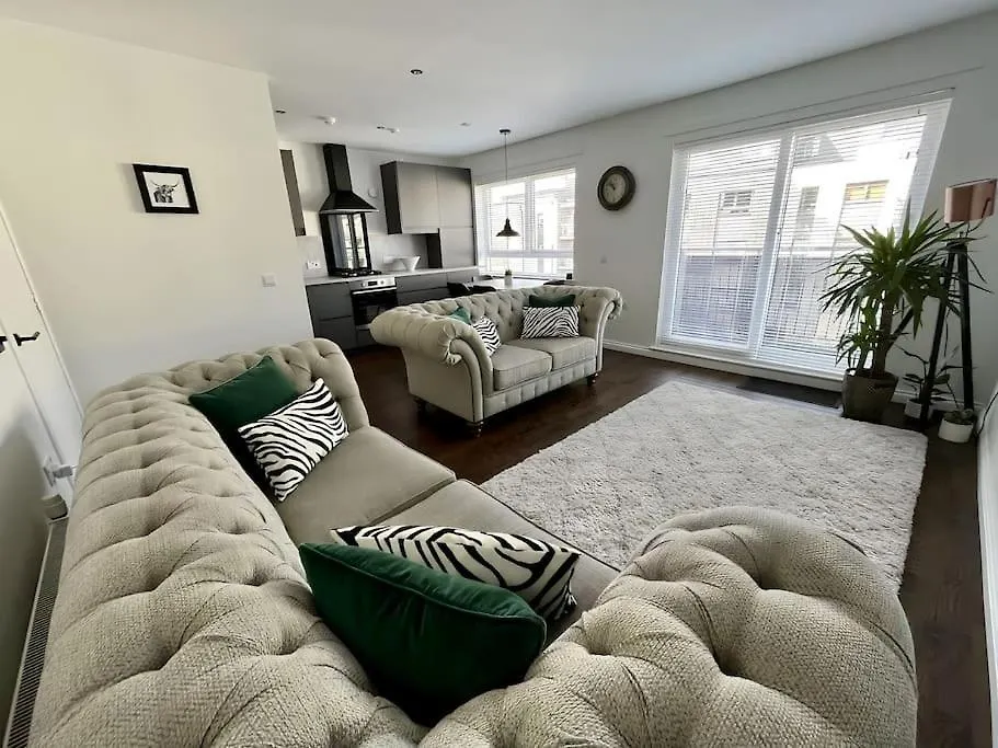 Ultra Modern 2 Bed Apartment In Edinburgh