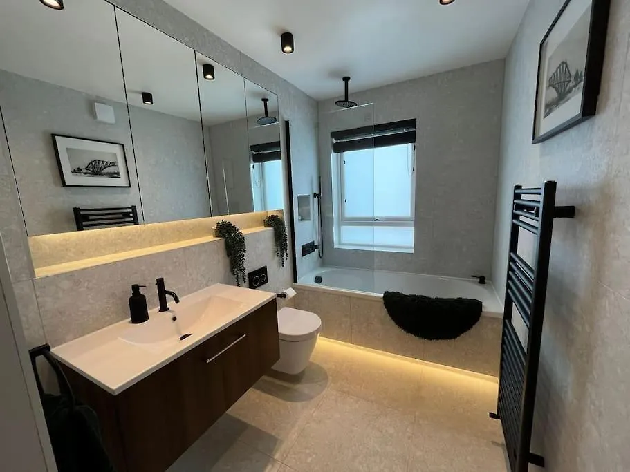 Ultra Modern 2 Bed Apartment In Edinburgh